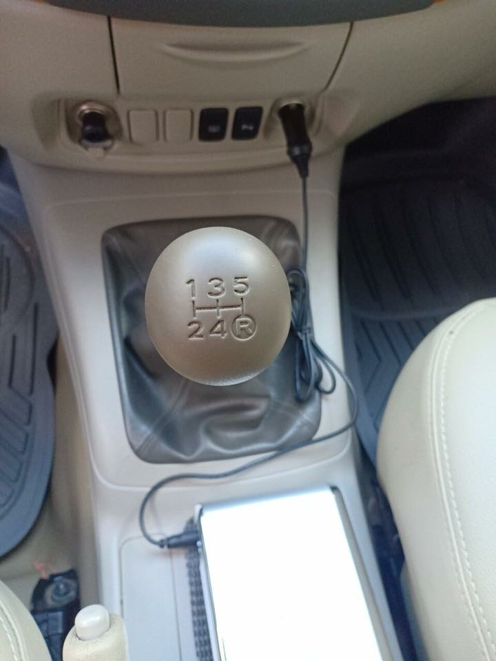 Cần bán xe Innova, số sàn, sản xuất 2009, màu bạc zin cọp