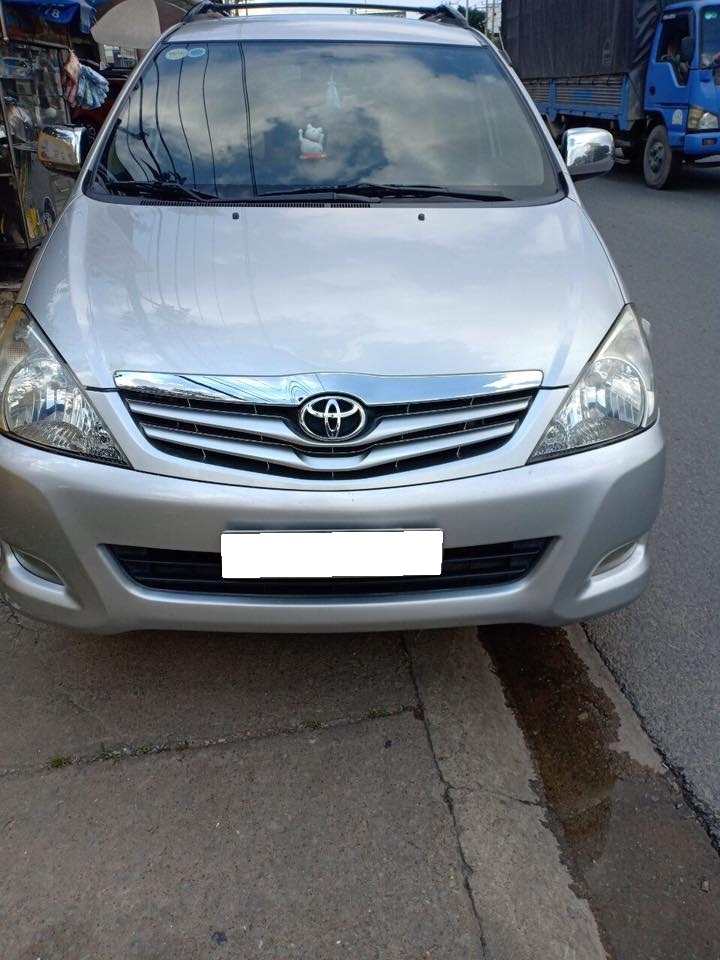 Cần bán xe Innova, số sàn, sản xuất 2009, màu bạc zin cọp