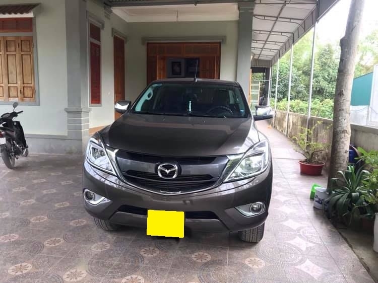 Bán xe cọp Mazda BT50 2017, số sàn, hai cầu, màu xám, gia đình dùng ít đi.
