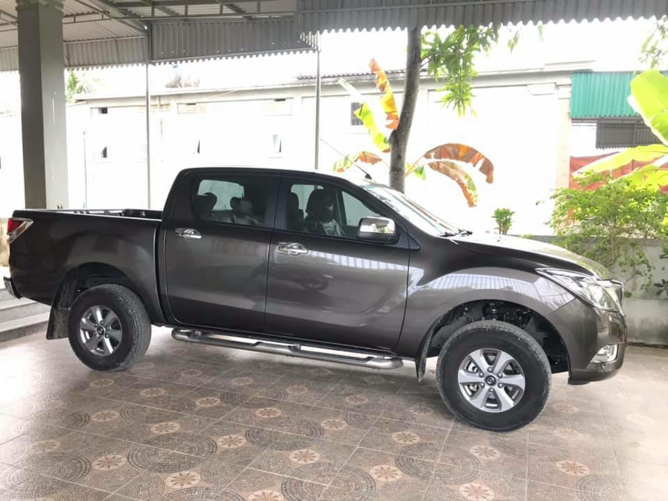Bán xe cọp Mazda BT50 2017, số sàn, hai cầu, màu xám, gia đình dùng ít đi.