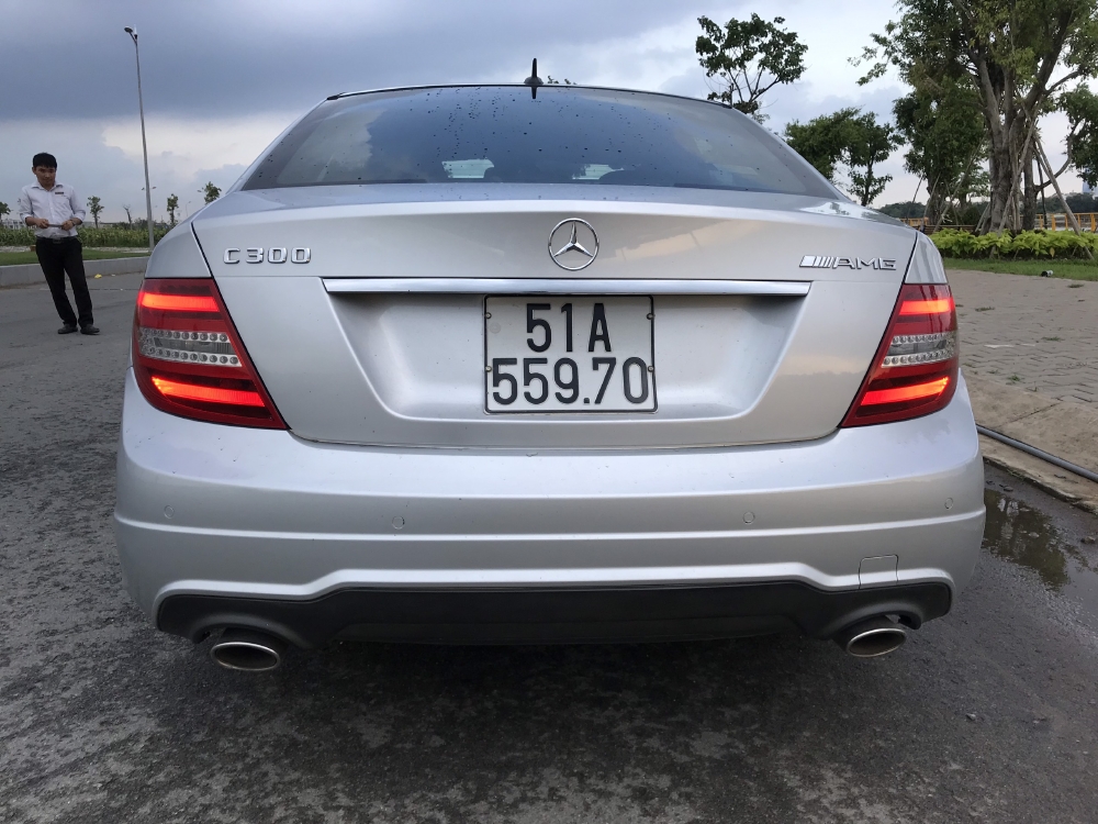 Bán Mercedes C300 AMG 3.0AT màu bạc số tự động sản xuất 2011 biển Sài Gòn đi 52000km