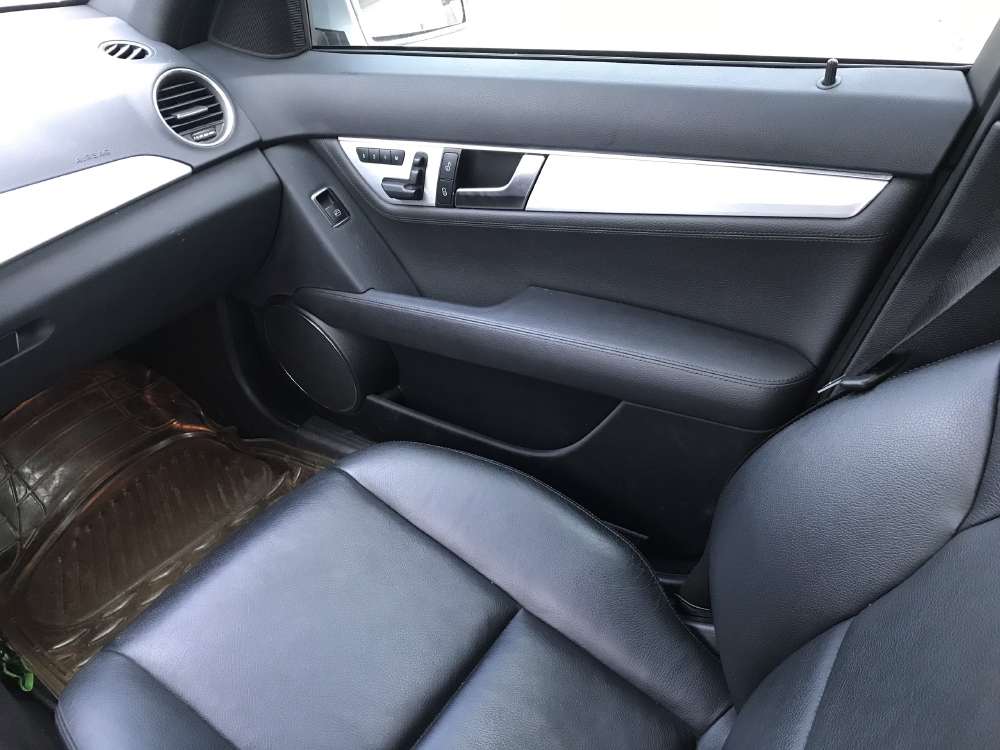 Bán Mercedes C300 AMG 3.0AT màu bạc số tự động sản xuất 2011 biển Sài Gòn đi 52000km