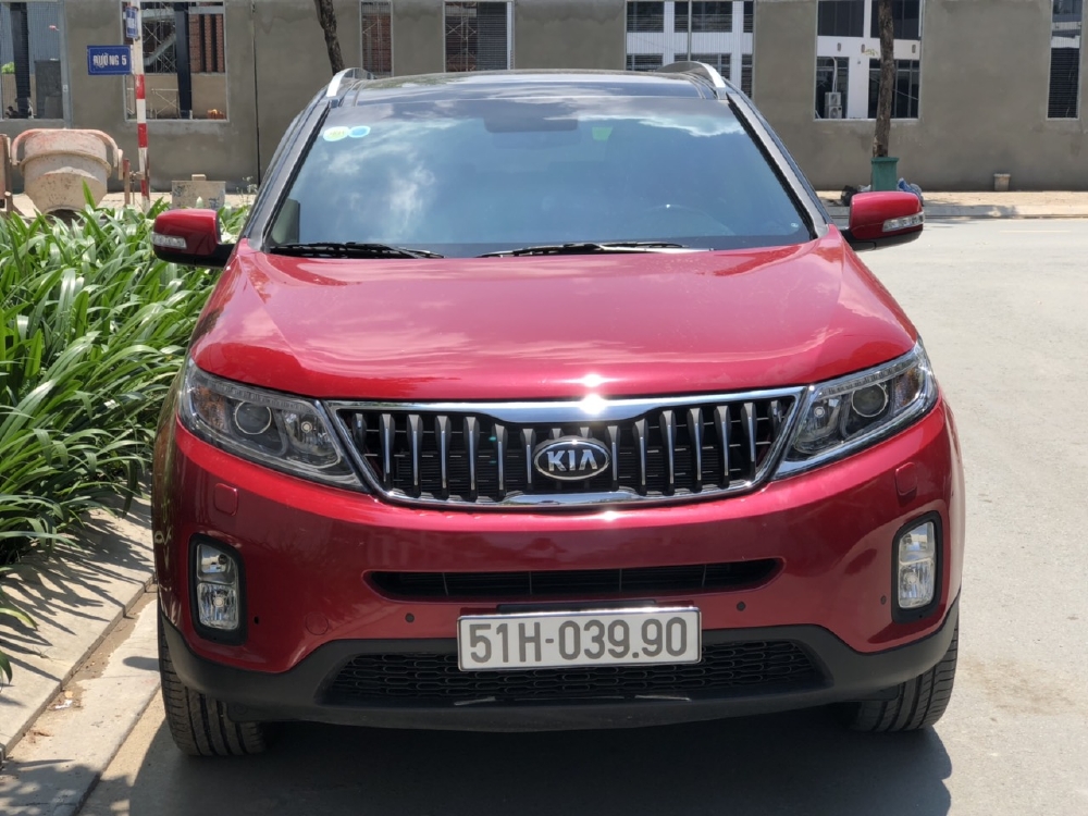Bán Kia New Sorento GATH 2.4AT màu đỏ số tự động máy xăng sản xuất T4/2019 biển Sài Gòn đi 900km