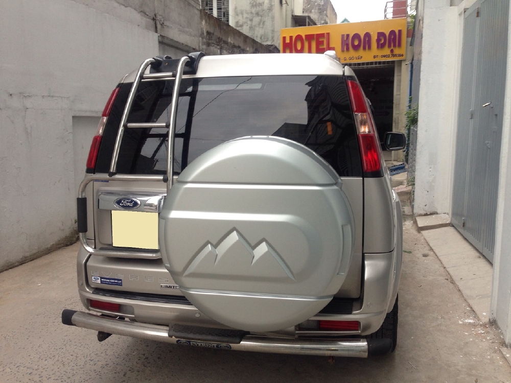 Cần bán xe Ford Everest máy dầu 2009 số tự động màu Hồng phấn