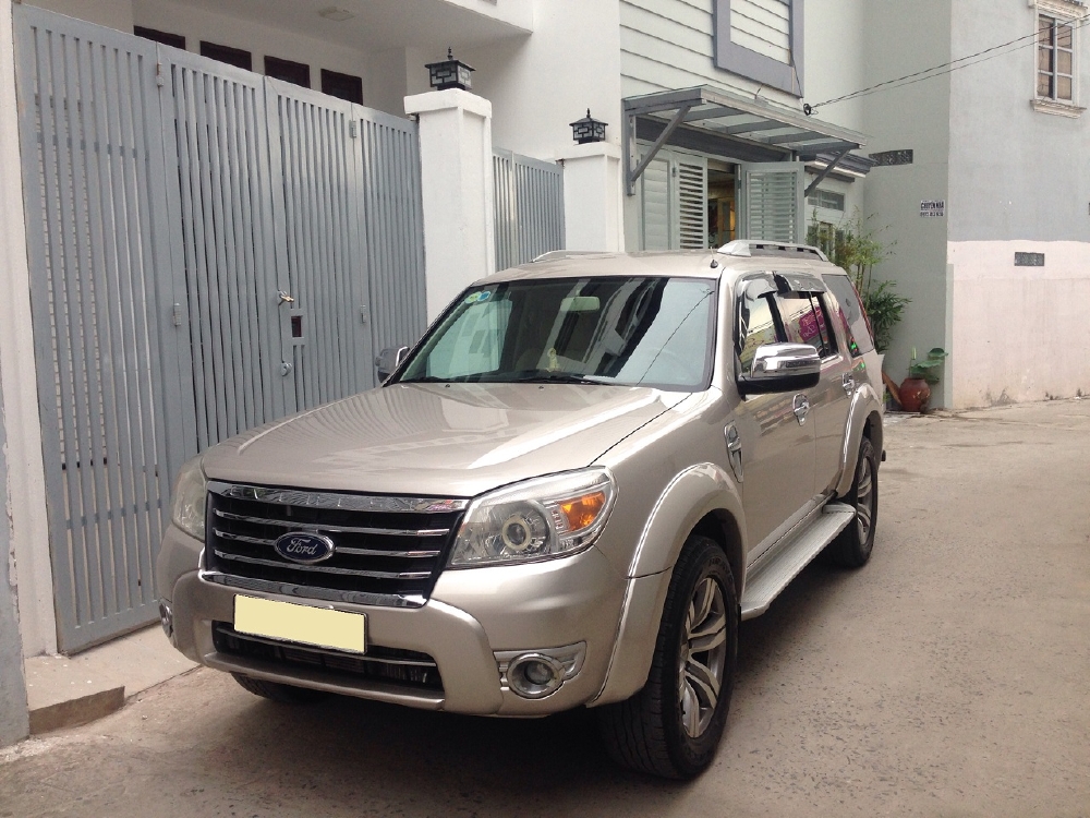 Cần bán xe Ford Everest máy dầu 2009 số tự động màu Hồng phấn
