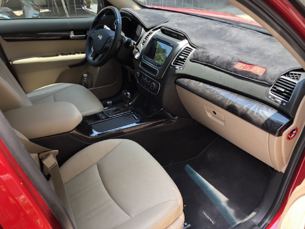 Bán Kia New Sorento GATH 2.4AT màu đỏ số tự động máy xăng sản xuất T4/2019 biển Sài Gòn đi 900km