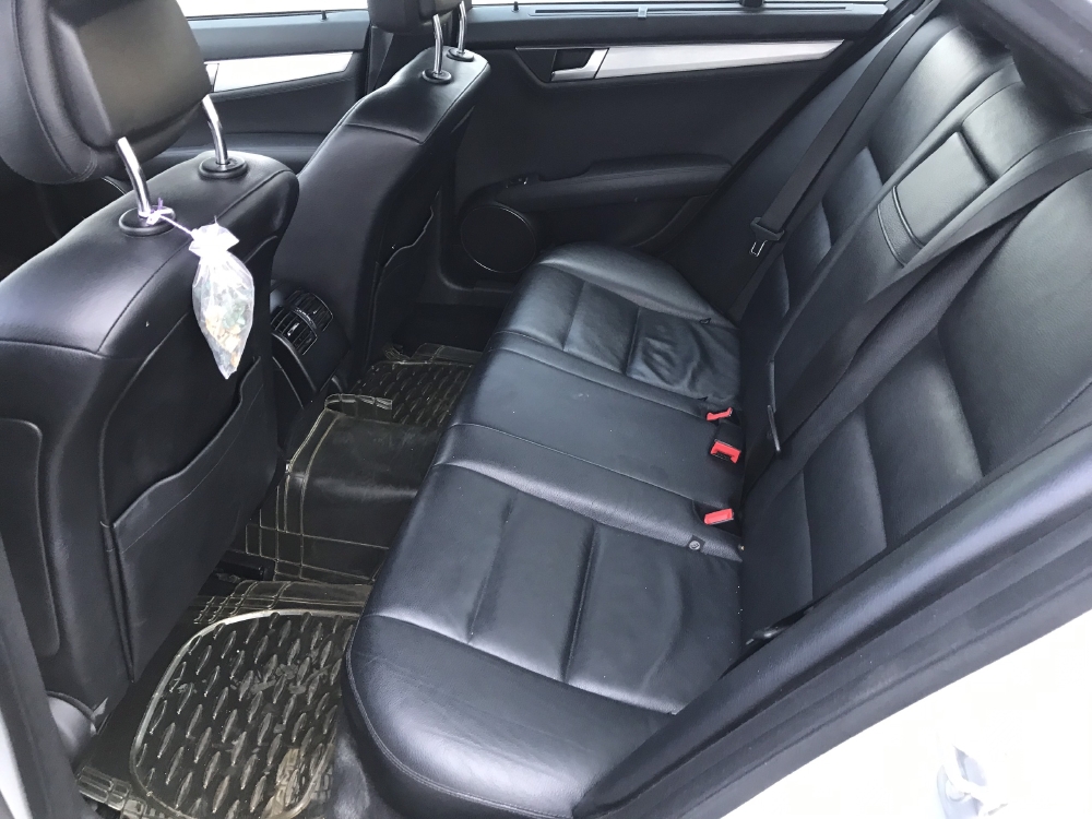 Bán Mercedes C300 AMG 3.0AT màu bạc số tự động sản xuất 2011 biển Sài Gòn đi 52000km