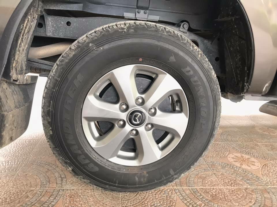 Bán xe cọp Mazda BT50 2017, số sàn, hai cầu, màu xám, gia đình dùng ít đi.