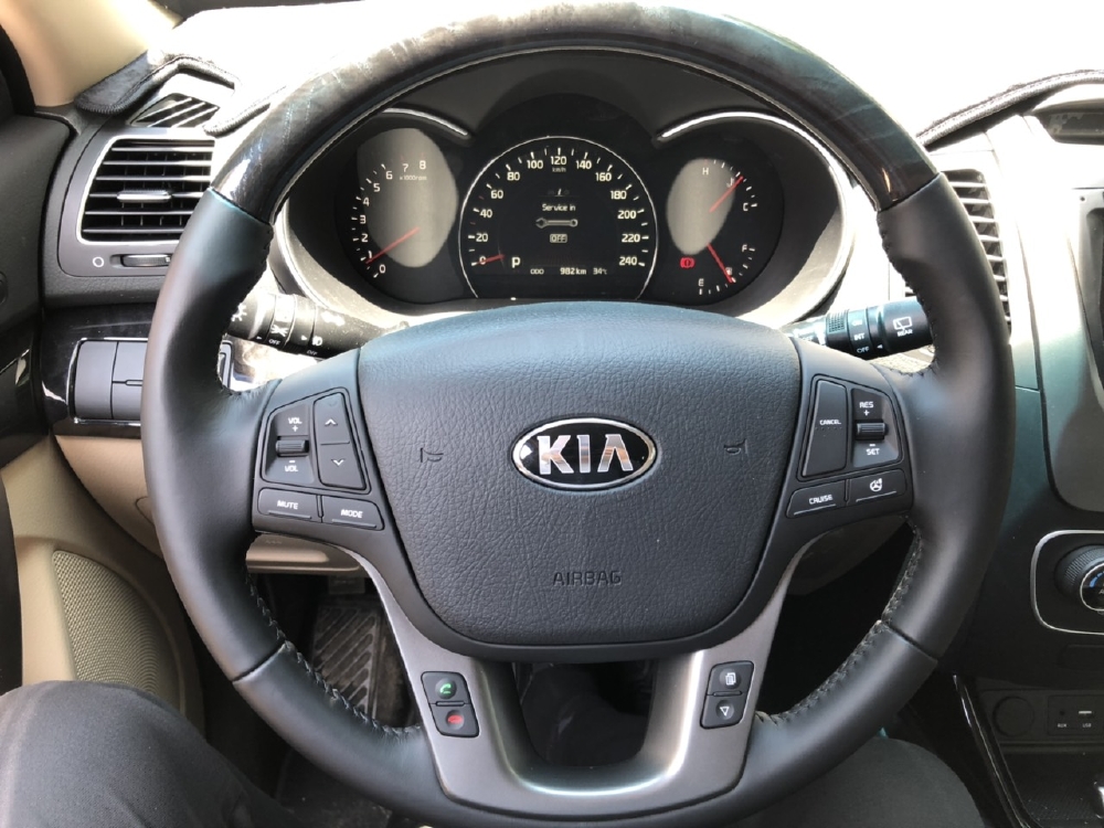 Bán Kia New Sorento GATH 2.4AT màu đỏ số tự động máy xăng sản xuất T4/2019 biển Sài Gòn đi 900km