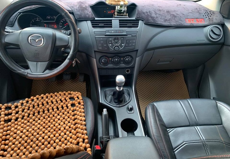 Bán xe cọp Mazda BT50 2017, số sàn, hai cầu, màu xám, gia đình dùng ít đi.
