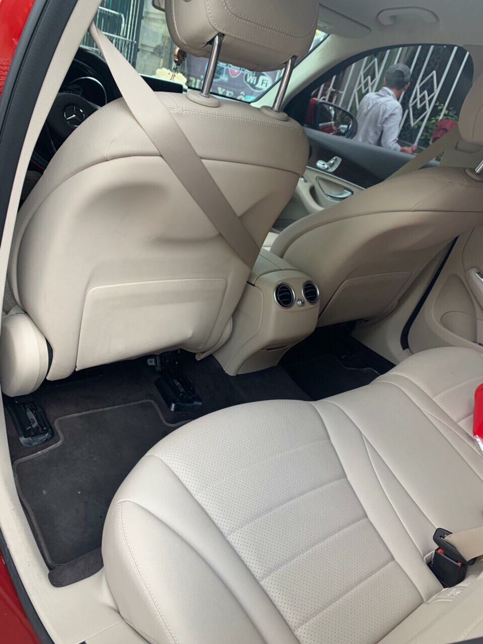 Cần bán xe Mercedes GLC200 màu đỏ đăng ký 12/2018