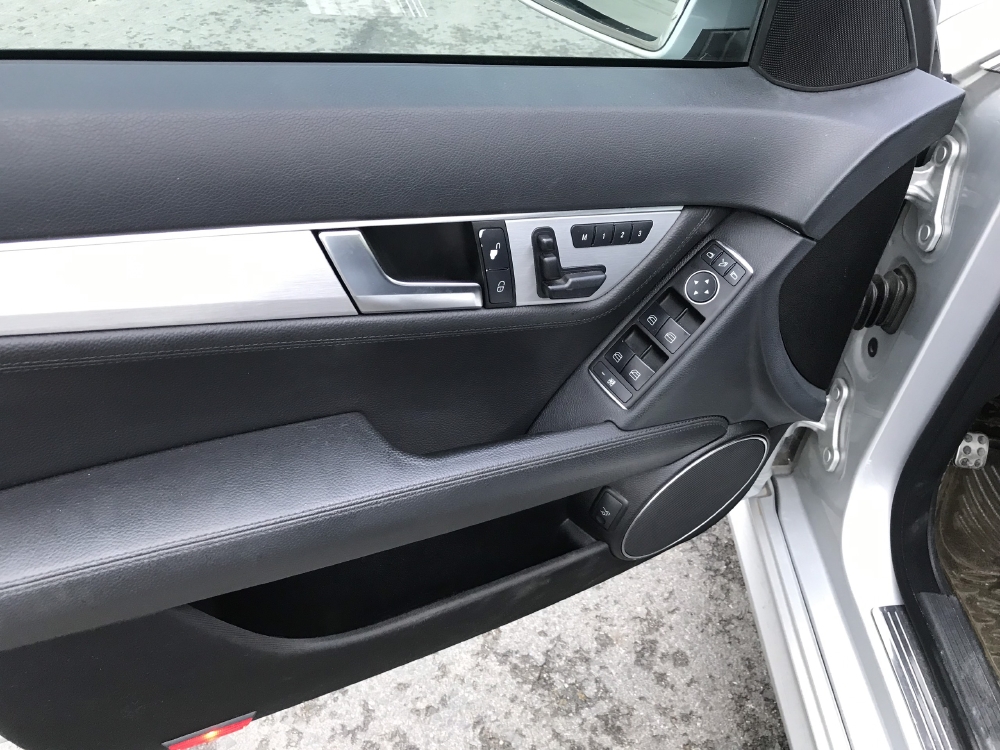 Bán Mercedes C300 AMG 3.0AT màu bạc số tự động sản xuất 2011 biển Sài Gòn đi 52000km