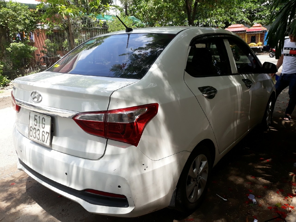 Bán Hyundai Grand i10 sedan 1.2AT màu trắng số tự động sản xuất 2018 biển Sài Gòn 1 chủ