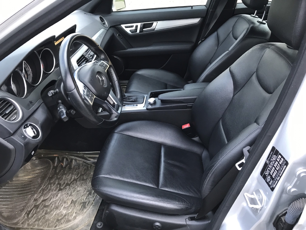 Bán Mercedes C300 AMG 3.0AT màu bạc số tự động sản xuất 2011 biển Sài Gòn đi 52000km