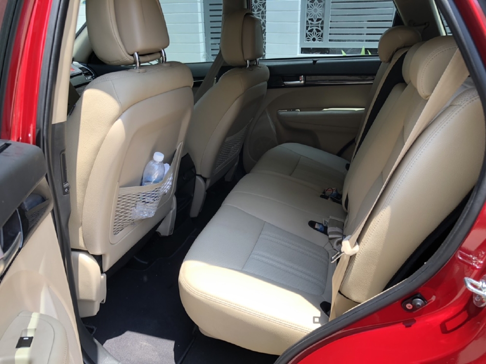 Bán Kia New Sorento GATH 2.4AT màu đỏ số tự động máy xăng sản xuất T4/2019 biển Sài Gòn đi 900km