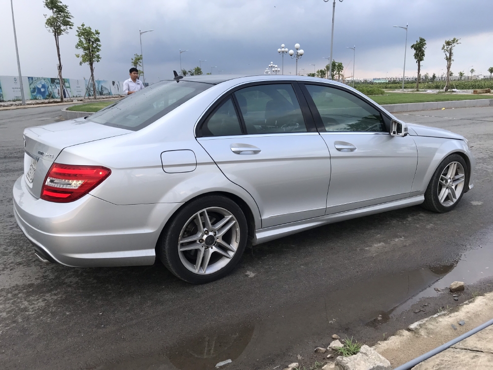 Bán Mercedes C300 AMG 3.0AT màu bạc số tự động sản xuất 2011 biển Sài Gòn đi 52000km