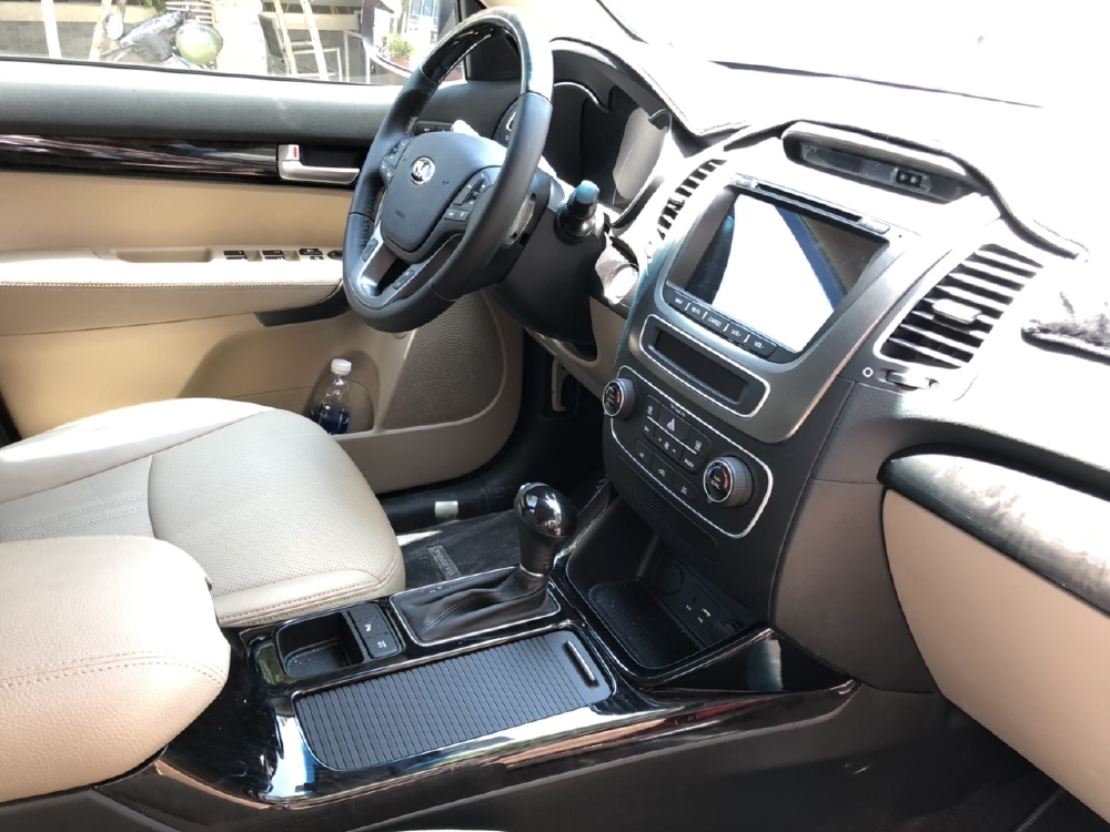 Bán Kia New Sorento GATH 2.4AT màu đỏ số tự động máy xăng sản xuất T4/2019 biển Sài Gòn đi 900km