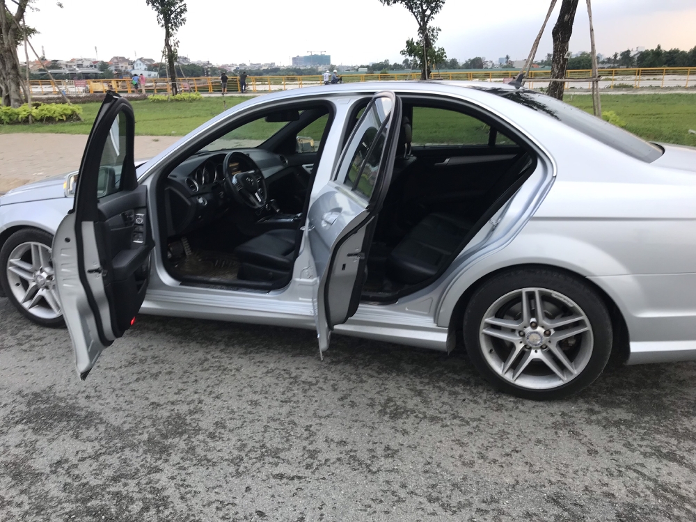 Bán Mercedes C300 AMG 3.0AT màu bạc số tự động sản xuất 2011 biển Sài Gòn đi 52000km