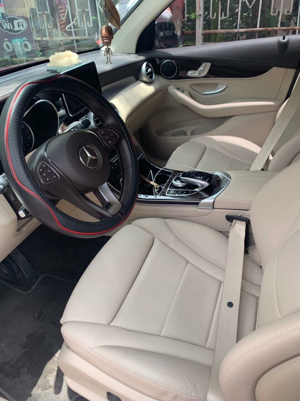 Cần bán xe Mercedes GLC200 màu đỏ đăng ký 12/2018