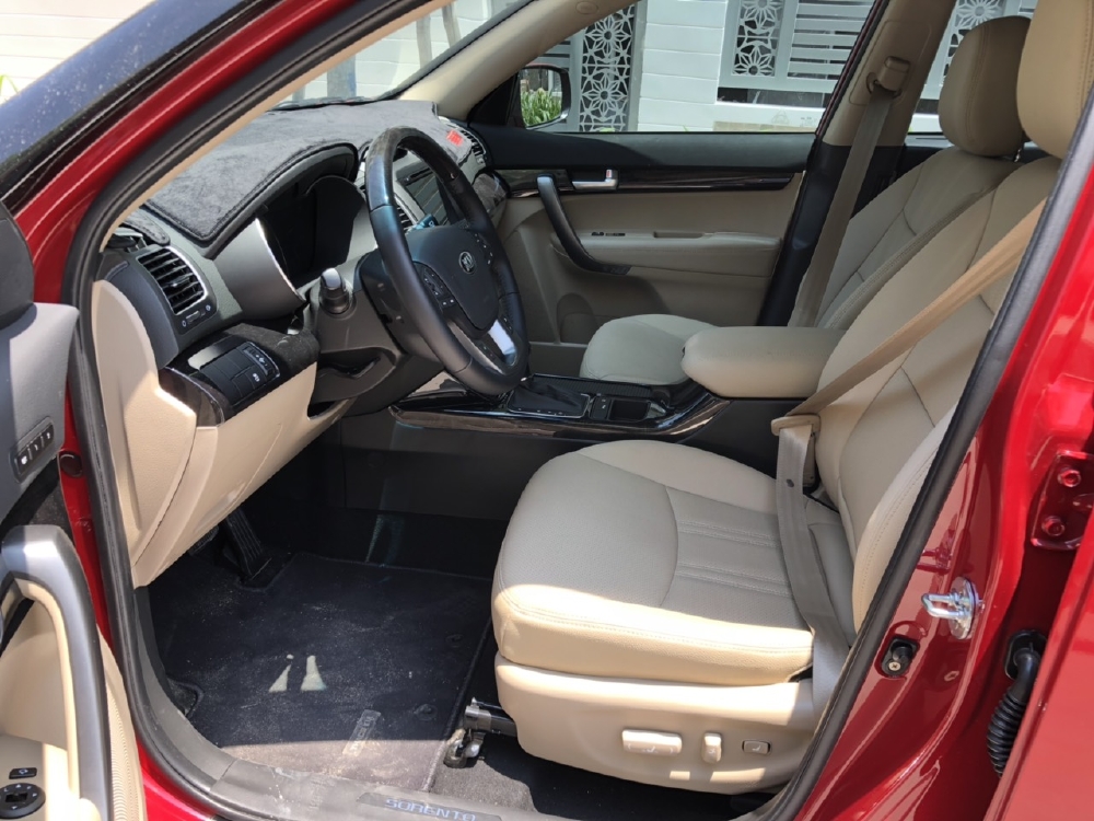 Bán Kia New Sorento GATH 2.4AT màu đỏ số tự động máy xăng sản xuất T4/2019 biển Sài Gòn đi 900km