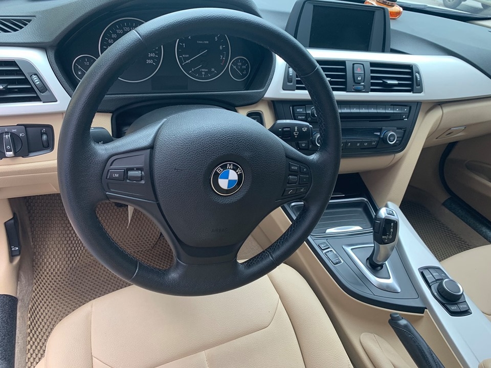 Cần bán xe BMW 320i 2014 đk 2015 số tự động màu trắng