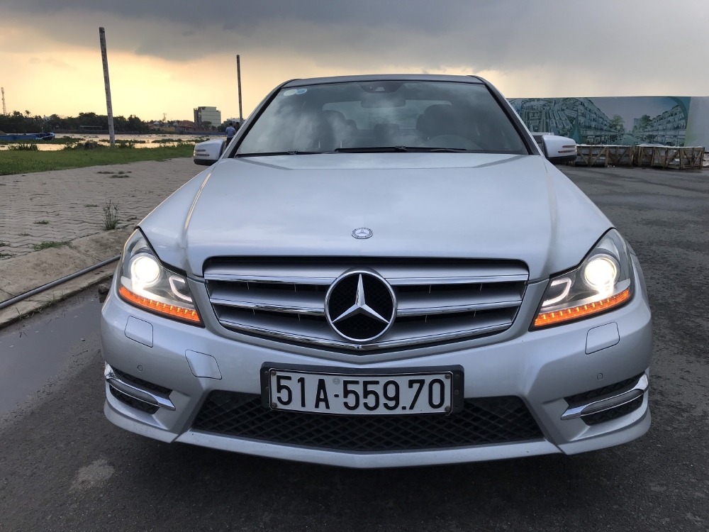 Bán Mercedes C300 AMG 3.0AT màu bạc số tự động sản xuất 2011 biển Sài Gòn đi 52000km