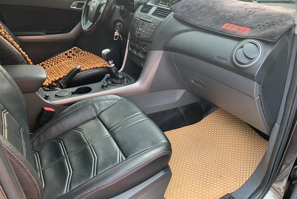 Bán xe cọp Mazda BT50 2017, số sàn, hai cầu, màu xám