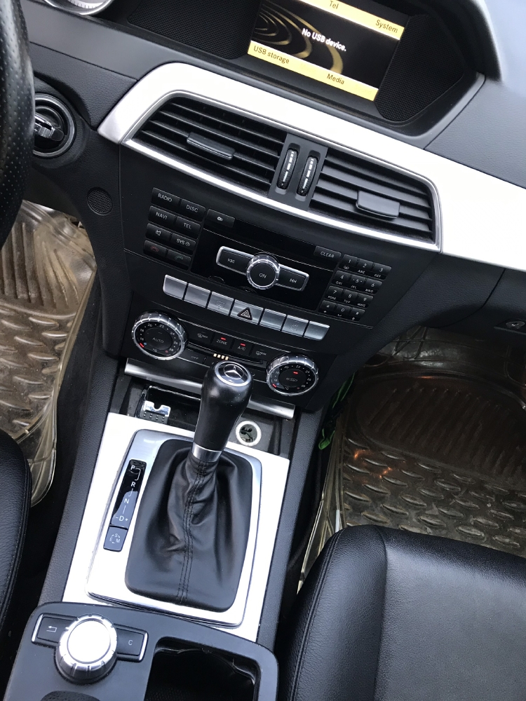 Bán Mercedes C300 AMG 3.0AT màu bạc số tự động sản xuất 2011 biển Sài Gòn đi 52000km