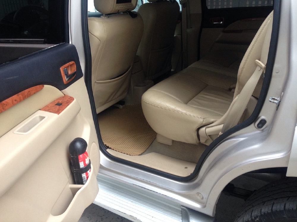 Cần bán xe Ford Everest máy dầu 2009 số tự động màu Hồng phấn