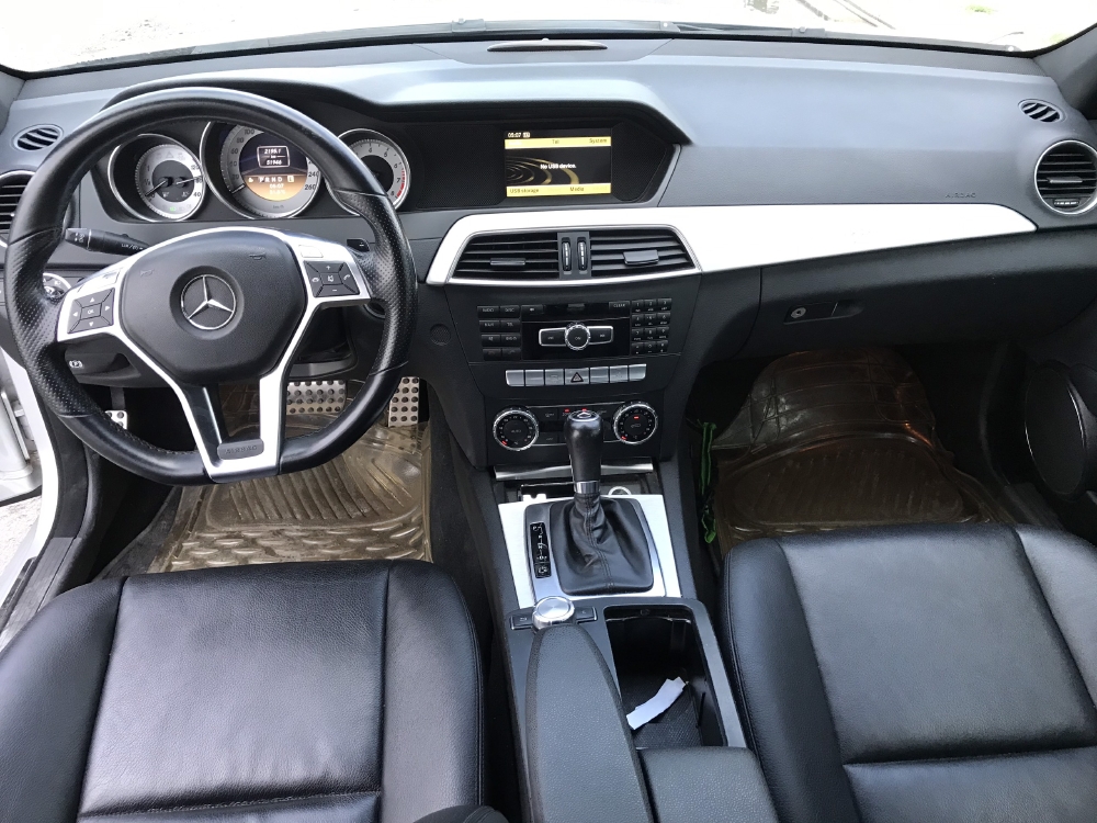 Bán Mercedes C300 AMG 3.0AT màu bạc số tự động sản xuất 2011 biển Sài Gòn đi 52000km