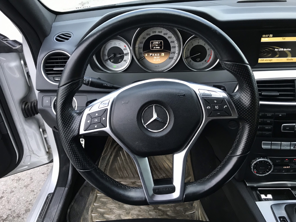 Bán Mercedes C300 AMG 3.0AT màu bạc số tự động sản xuất 2011 biển Sài Gòn đi 52000km
