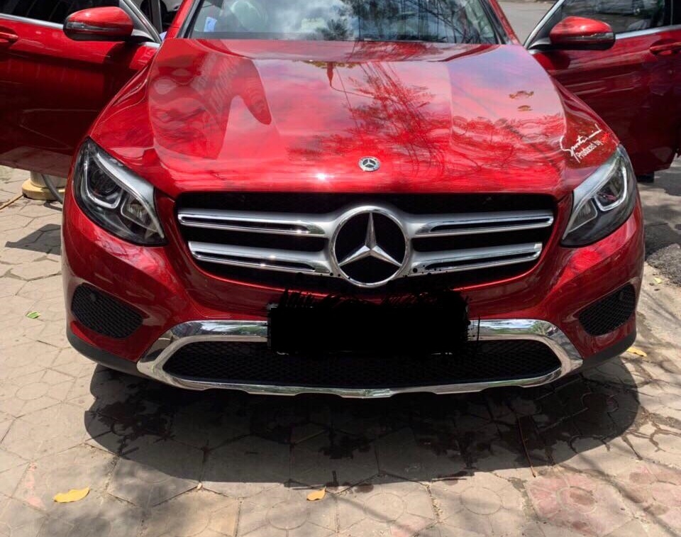 Cần bán xe Mercedes GLC200 màu đỏ đăng ký 12/2018