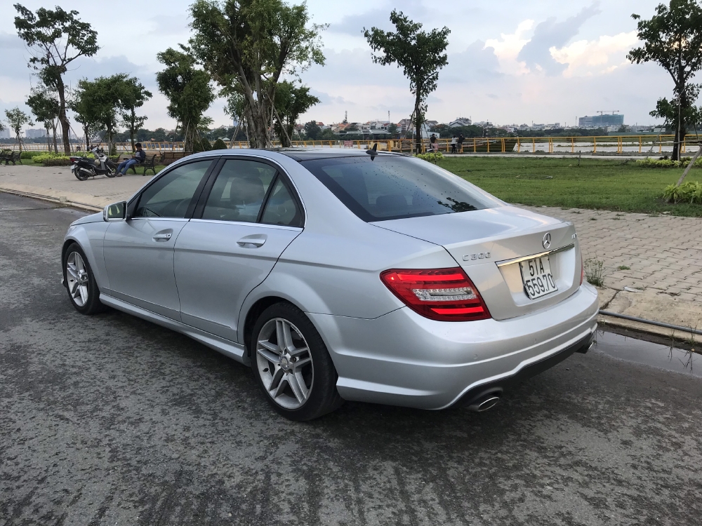 Bán Mercedes C300 AMG 3.0AT màu bạc số tự động sản xuất 2011 biển Sài Gòn đi 52000km