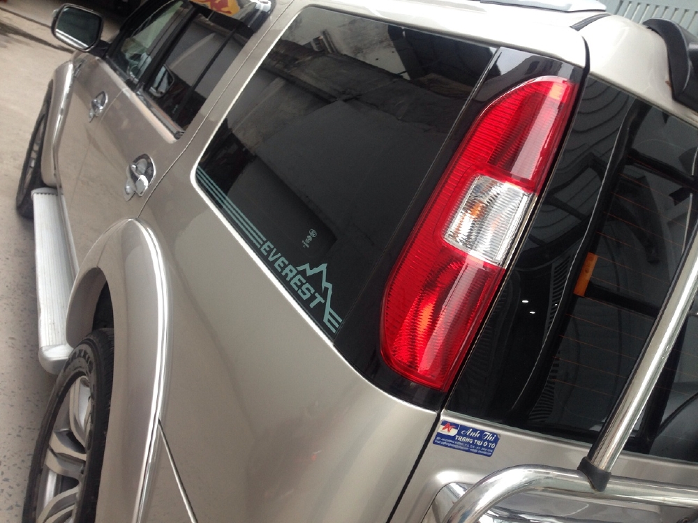 Cần bán xe Ford Everest máy dầu 2009 số tự động màu Hồng phấn