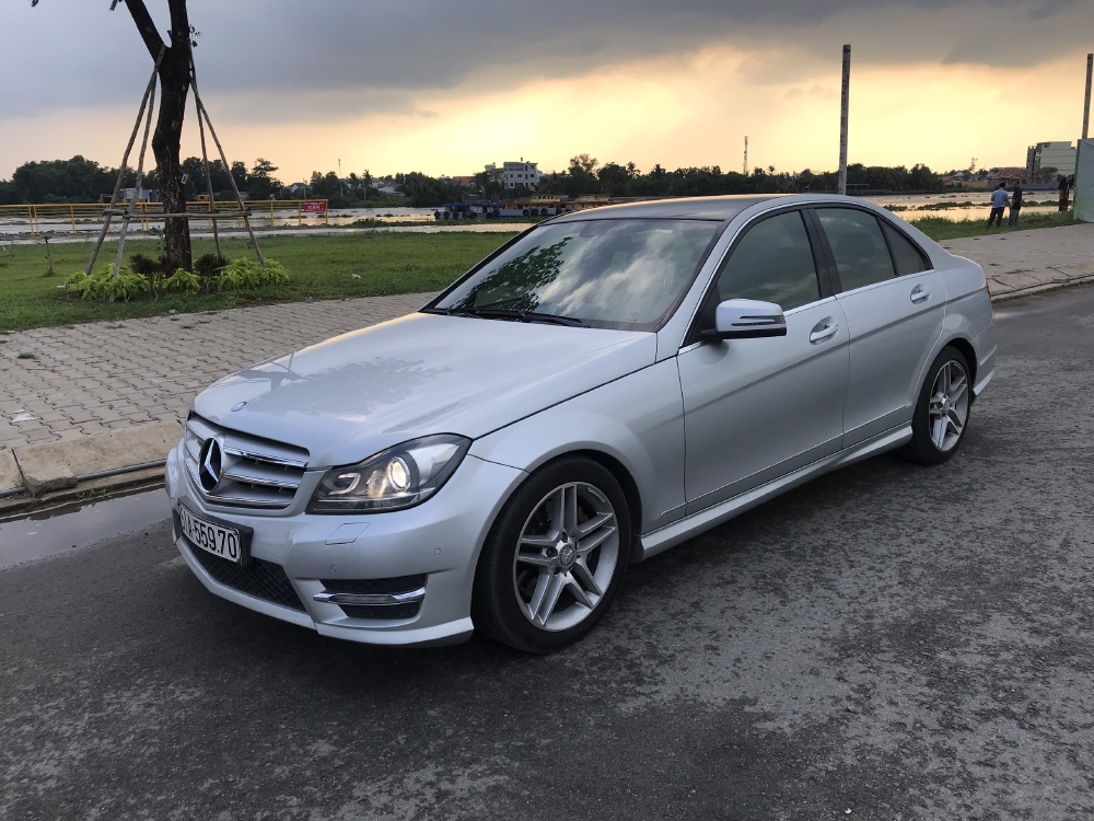Bán Mercedes C300 AMG 3.0AT màu bạc số tự động sản xuất 2011 biển Sài Gòn đi 52000km
