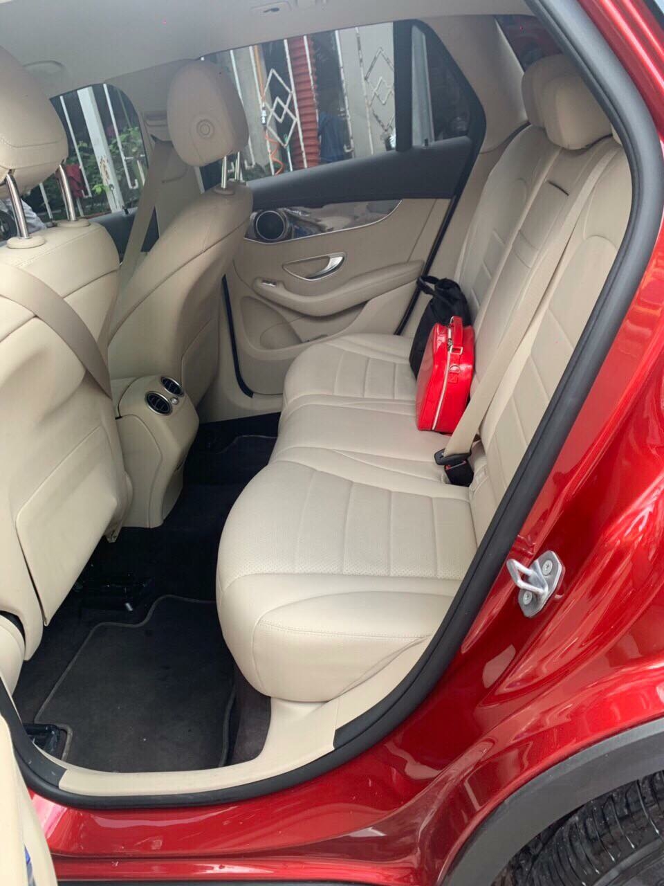 Cần bán xe Mercedes GLC200 màu đỏ đăng ký 12/2018