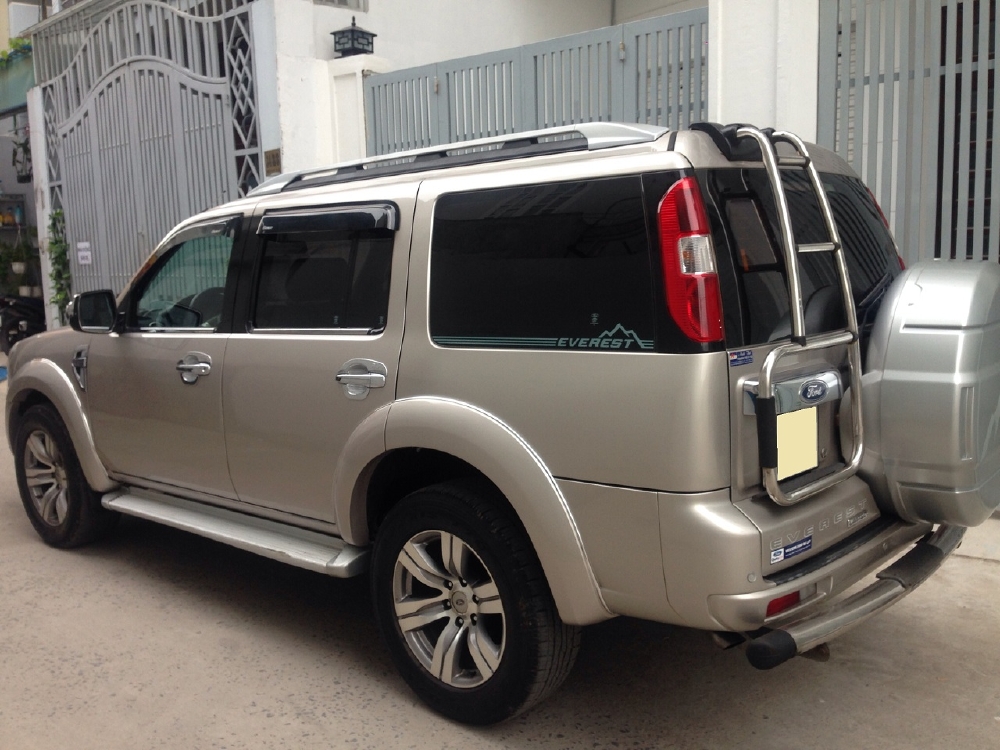 Cần bán xe Ford Everest máy dầu 2009 số tự động màu Hồng phấn