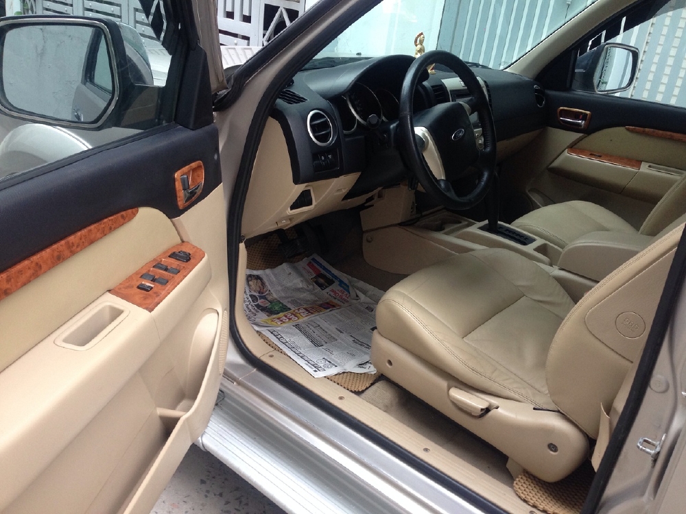 Cần bán xe Ford Everest máy dầu 2009 số tự động màu Hồng phấn