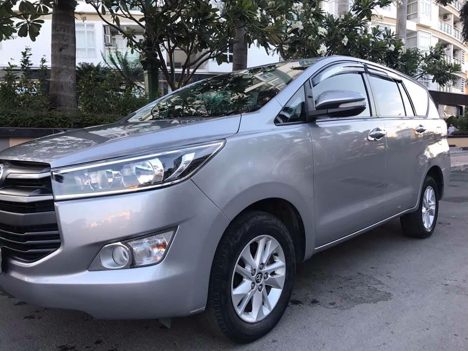 Gia đình cần bán Innova 2017, số sàn, màu bạc, nhà dùng kỷ nên còn mới tinh.
