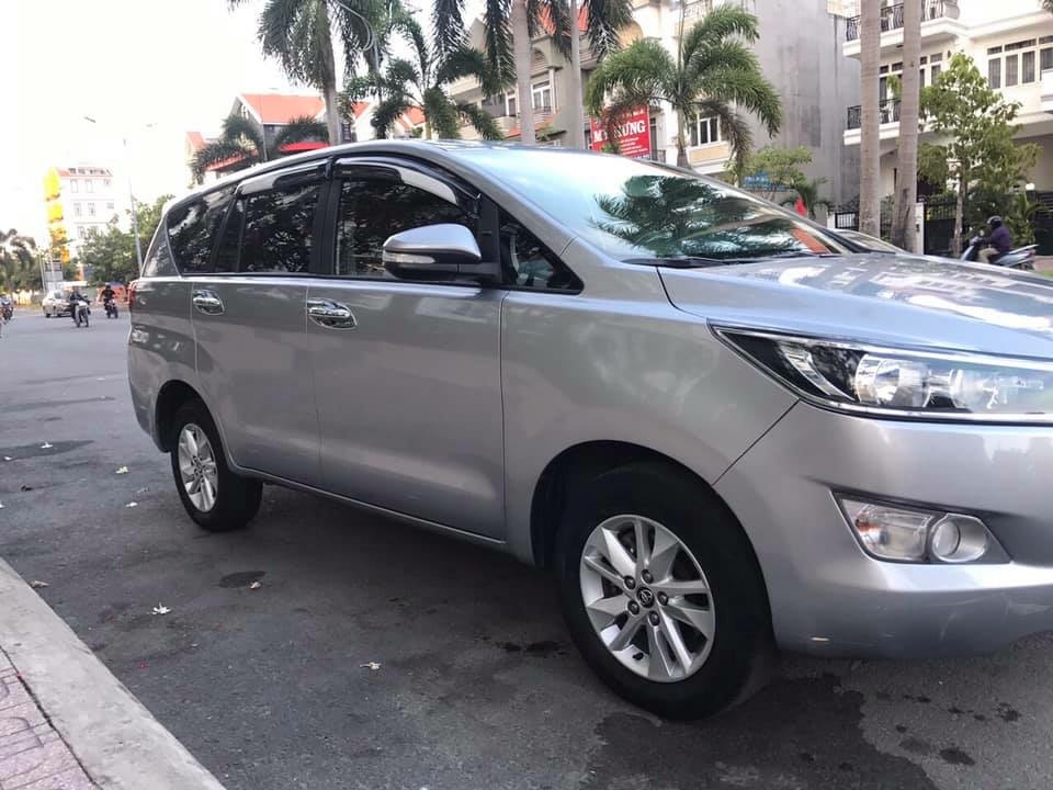Gia đình cần bán Innova 2017, số sàn, màu bạc, nhà dùng kỷ nên còn mới tinh.