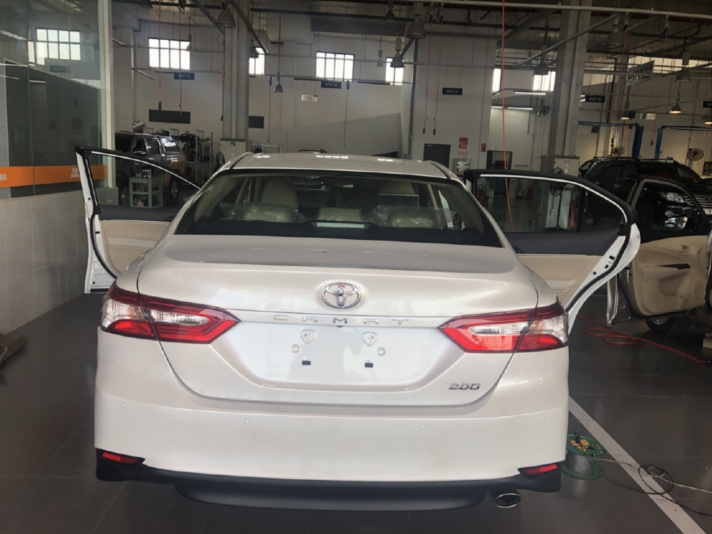Bán Xe Camry 2.0G Màu Trắng Giao Ngay