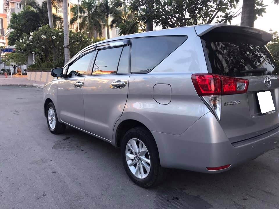 Gia đình cần bán Innova 2017, số sàn, màu bạc, nhà dùng kỷ nên còn mới tinh.