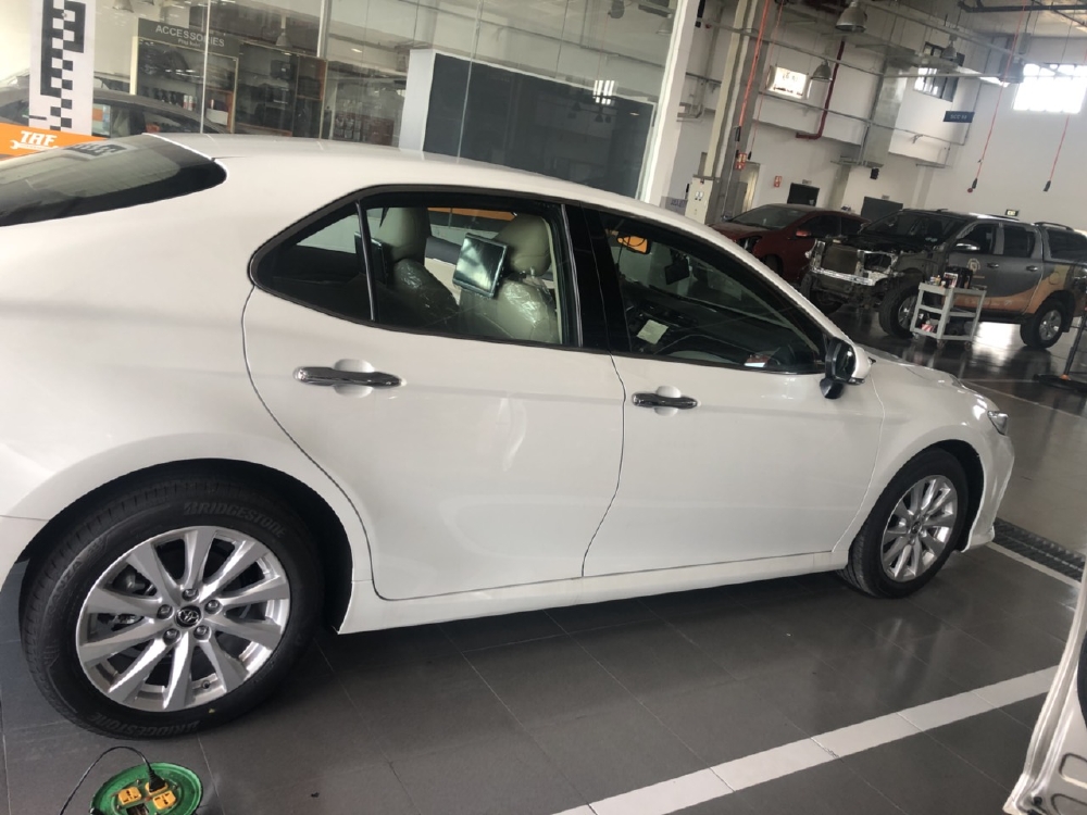 Bán Xe Camry 2.0G Màu Trắng Giao Ngay