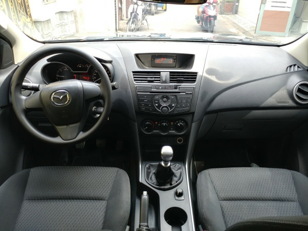 Bán Mazda BT50 Xám 2018 số sàn máy dầu, hai cầu xe rất mới