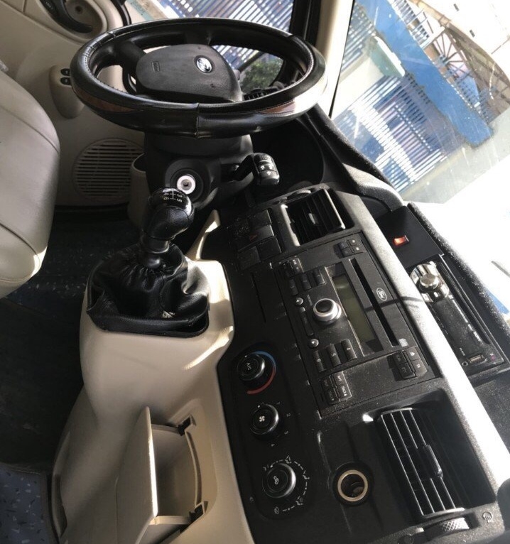 Cần bán xe Ford Transit 2016 máy dầu số sàn, màu hồng phấn 16 chỗ