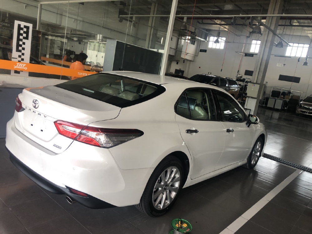 Bán Xe Camry 2.0G Màu Trắng Giao Ngay