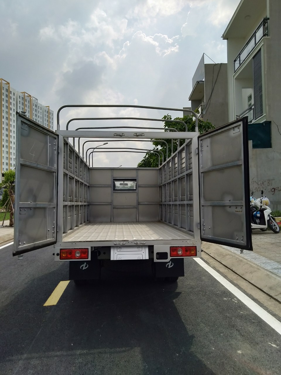 Xe tải Dongben thùng mui bat tải trọng 1 tấn 9, thùng dài 3m3, xe ra đời nhầm đáp ứng toàn diện nhu cầu của quý khách hàng.