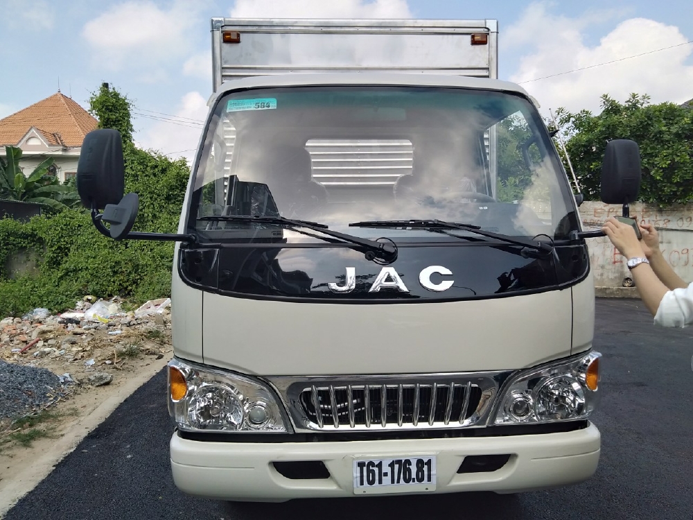 Xe tải JAC 2 tấn 4, thùng kín, tải trọng cho phép chở 2390kg, thùng dài 4m3