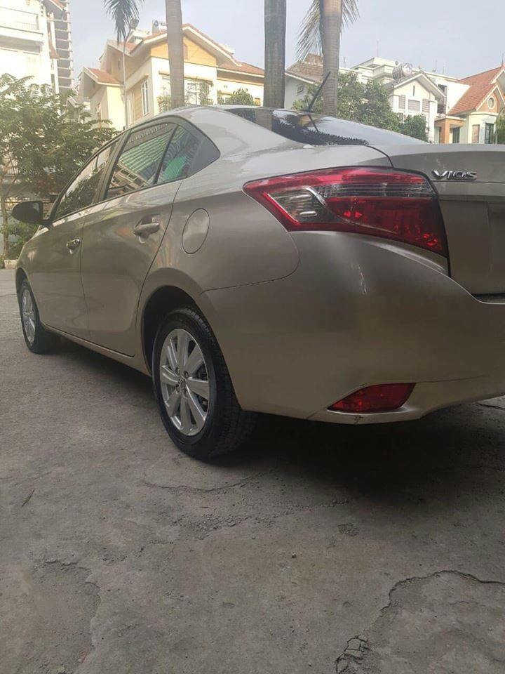 Gia đình cần bán Toyota Vios sx 2016 số tự động màu vàng cát