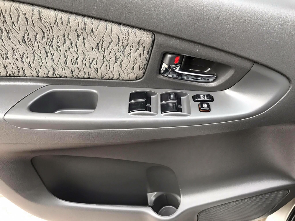 Bán Toyota Innova 2013 số sàn vàng cát mình chính chủ đi kỹ